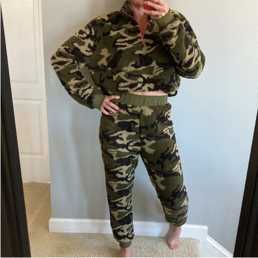 Camo Color 2 Piece Sherpa Set - Picture 3 of 12